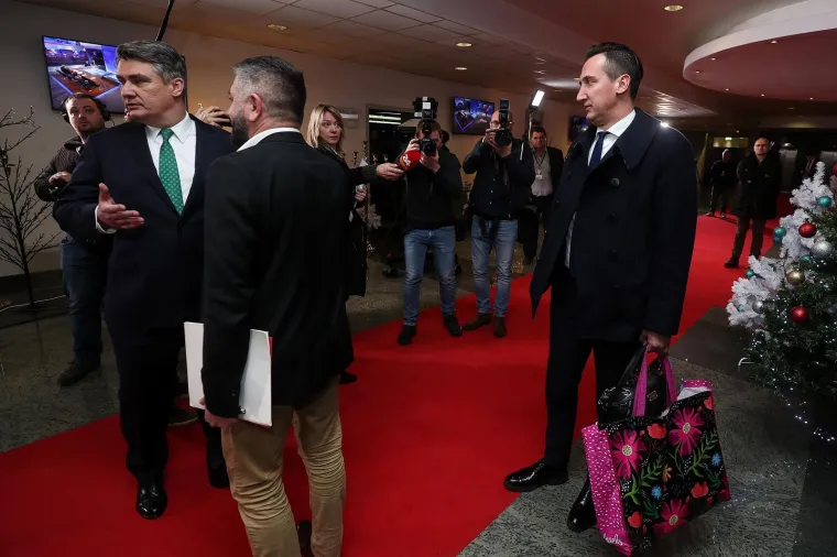 Internet se sprda sa savjetnikom predsjednice: Madžar torbom s cvjetićima kopirao Melaniju Trump