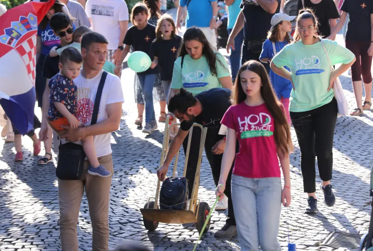 "Da bi bija velik prvo moraš bit mal! I u Splitu se hodalo za život: Skupilo se oko 2000 ljudi