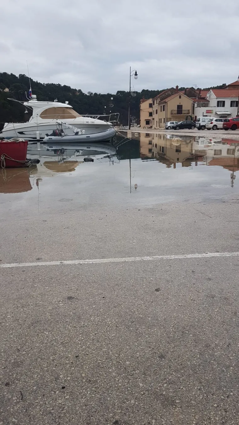 Poplavljena riva u Novigradu kraj Zadra. Birači cijelo jutro nisu mogli izaći na jedino biračko mjesto u zgradi Općine Novigrad jer je ta zgrada na rivi