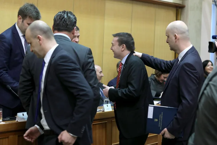Kako se priskače kolegi u nevolji, čak i kada nije iz tvoje stranke, pokazao je HDZ-ov ministar Tomislav Tolušić. On je danas, uoči Aktualnog prijepodneva u Hrvatskom saboru, SDP-ovom zastupniku Arsenu Bauku izmasirao ukočeni vrat. Sudeći po smješku na Baukovom licu, Tolušićeva masaža bila je blagotvorna, a ministar očito zna dobro ščepati i nježno izmasirati.