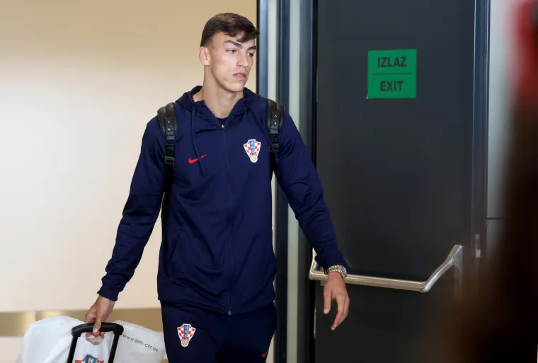 Ajmo osmijeh! Pa srebrni ste! Hrvatski reprezentativci sletjeli u Zagreb. Pogledajte fotografije