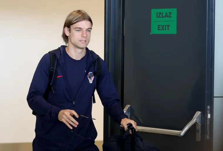 Ajmo osmijeh! Pa srebrni ste! Hrvatski reprezentativci sletjeli u Zagreb. Pogledajte fotografije