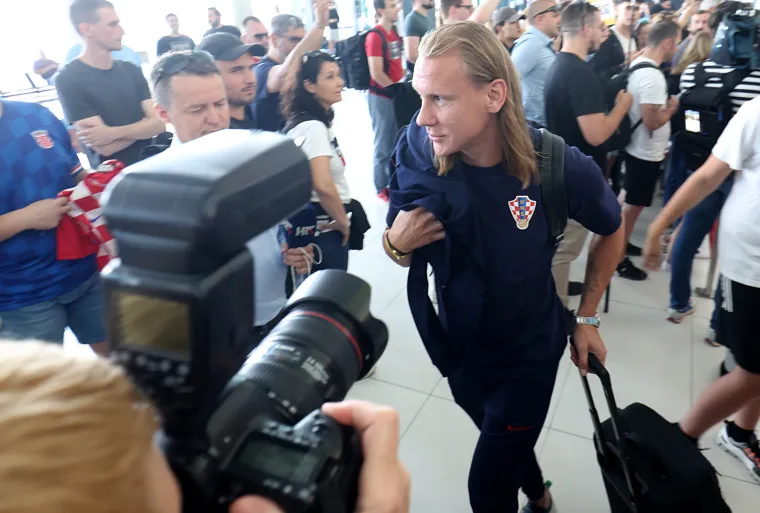 Ajmo osmijeh! Pa srebrni ste! Hrvatski reprezentativci sletjeli u Zagreb. Pogledajte fotografije