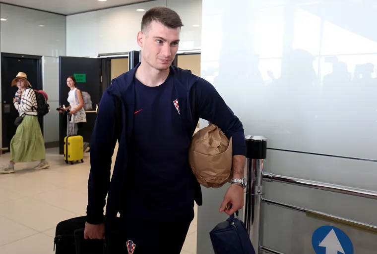 Ajmo osmijeh! Pa srebrni ste! Hrvatski reprezentativci sletjeli u Zagreb. Pogledajte fotografije