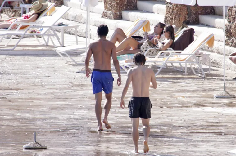Luka Modrić odveo djevojku na plažu pa joj priuštio uzbudljivih pola sata. Čale bio tik uz njih