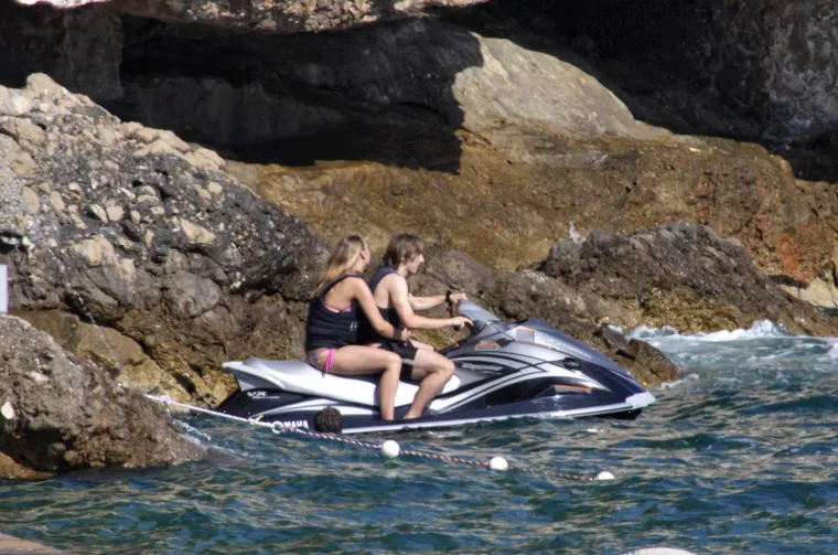 Luka Modrić odveo djevojku na plažu pa joj priuštio uzbudljivih pola sata. Čale bio tik uz njih