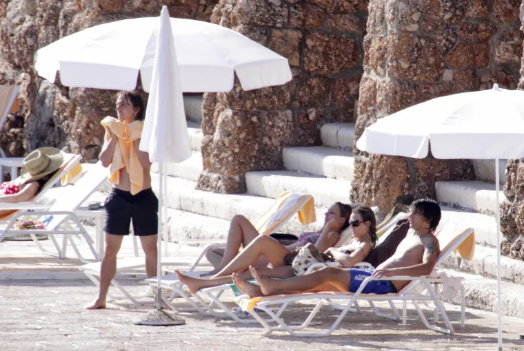 Luka Modrić odveo djevojku na plažu pa joj priuštio uzbudljivih pola sata. Čale bio tik uz njih