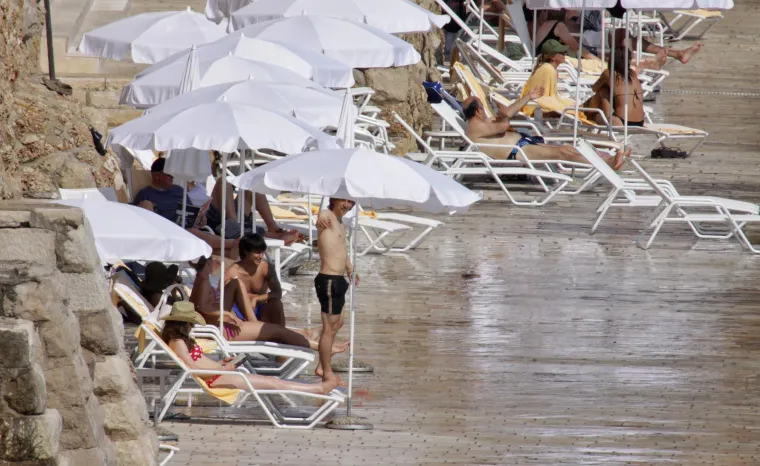 Luka Modrić odveo djevojku na plažu pa joj priuštio uzbudljivih pola sata. Čale bio tik uz njih