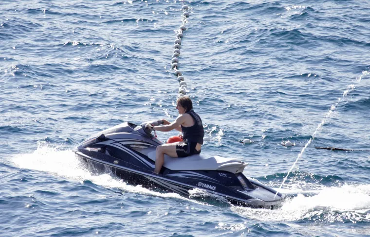 Luka Modrić odveo djevojku na plažu pa joj priuštio uzbudljivih pola sata. Čale bio tik uz njih