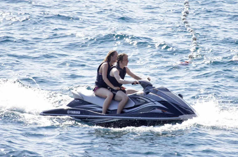 Luka Modrić odveo djevojku na plažu pa joj priuštio uzbudljivih pola sata. Čale bio tik uz njih