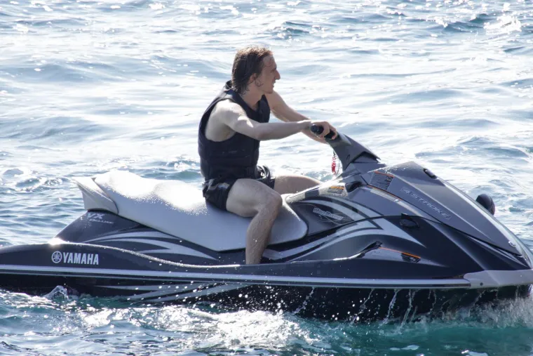 Luka Modrić odveo djevojku na plažu pa joj priuštio uzbudljivih pola sata. Čale bio tik uz njih