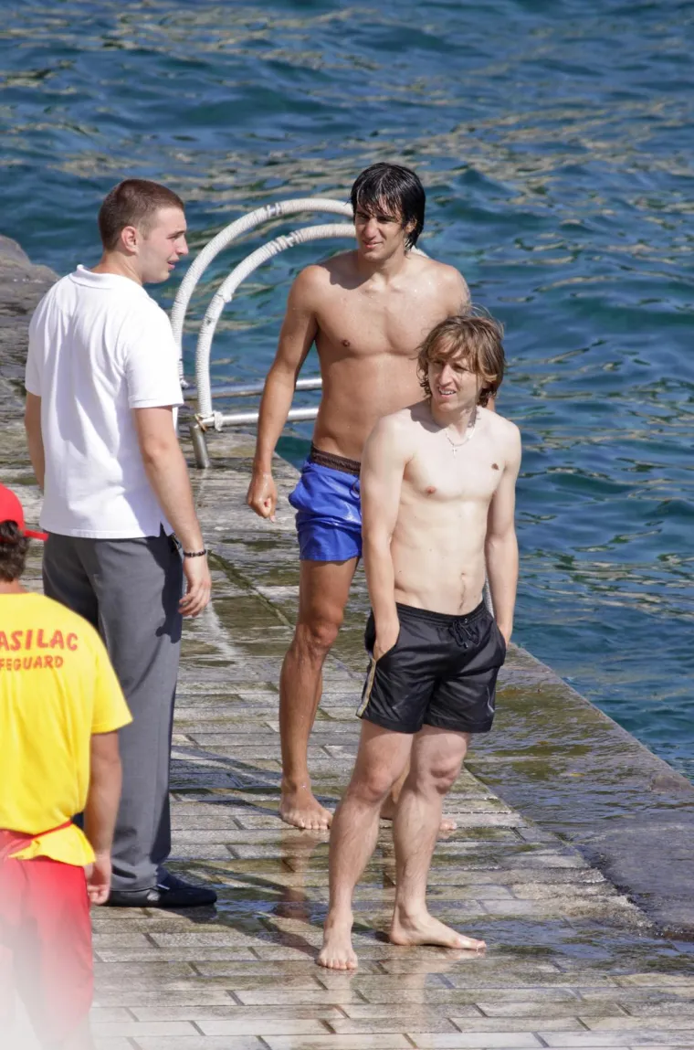 Luka Modrić odveo djevojku na plažu pa joj priuštio uzbudljivih pola sata. Čale bio tik uz njih