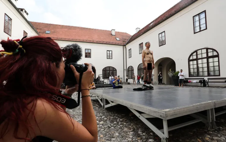 Siniša Labrović pokazao svoju muškost u muzeju: 'Predsjedniče, možete me poljubiti u...'
