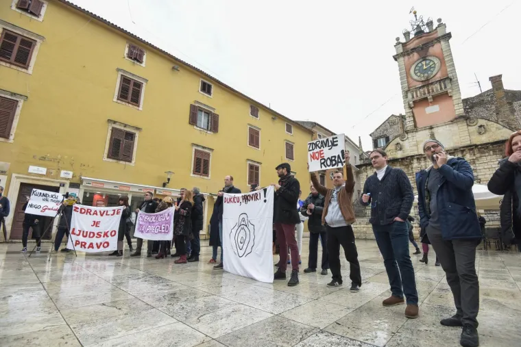 Prosvjed za jednak pristup zdravstvenoj skrbi za sve žene: 'Kujundžiću, više tvojih afera nego ginekologa''