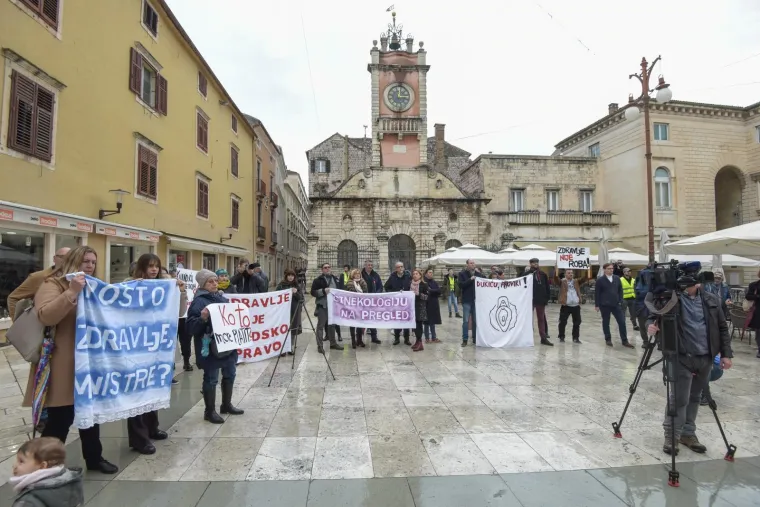 Prosvjed za jednak pristup zdravstvenoj skrbi za sve žene: 'Kujundžiću, više tvojih afera nego ginekologa''