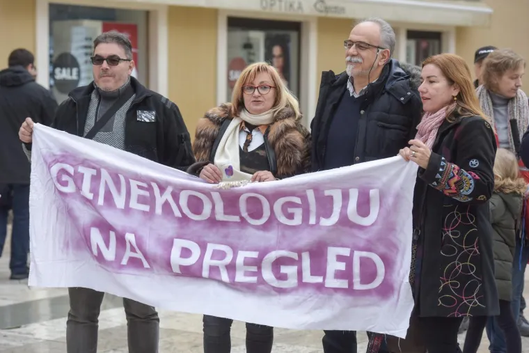 Prosvjed za jednak pristup zdravstvenoj skrbi za sve žene: 'Kujundžiću, više tvojih afera nego ginekologa''