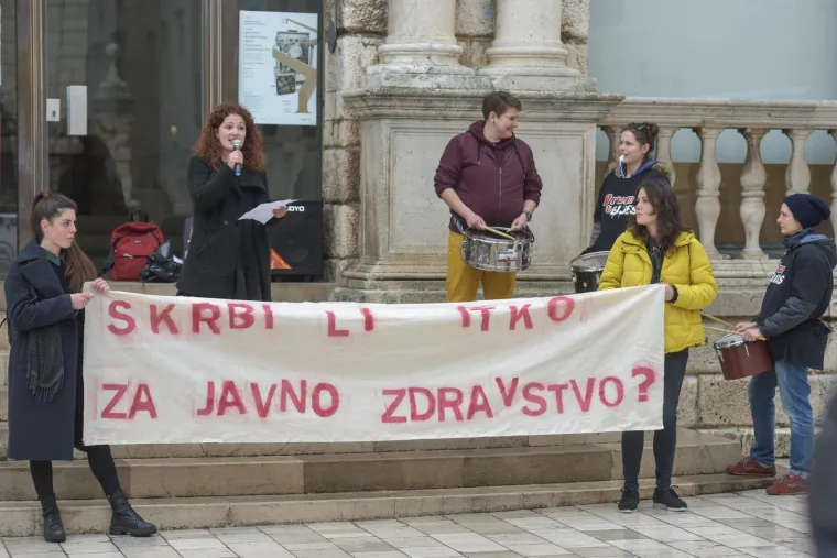 Prosvjed za jednak pristup zdravstvenoj skrbi za sve žene: 'Kujundžiću, više tvojih afera nego ginekologa''