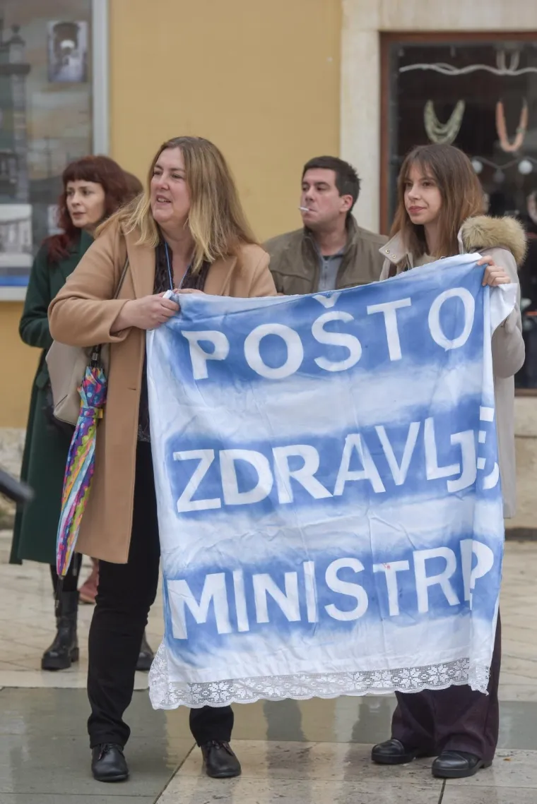 Prosvjed za jednak pristup zdravstvenoj skrbi za sve žene: 'Kujundžiću, više tvojih afera nego ginekologa''