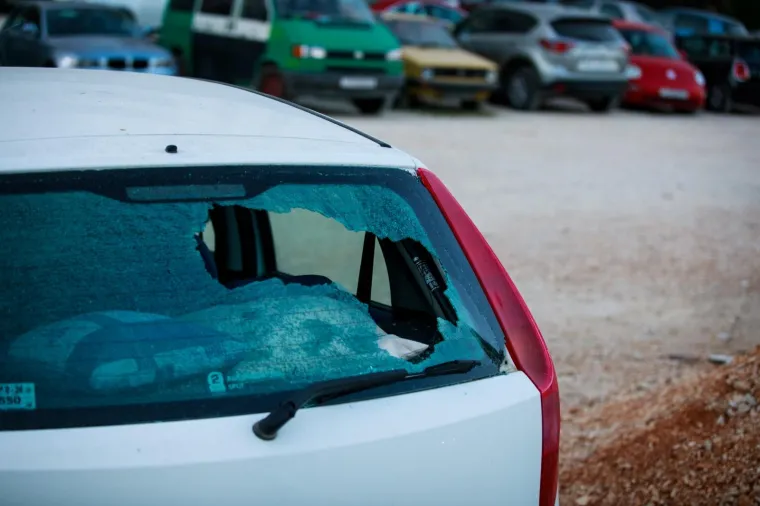 Muškarac u Splitu noćas je oštetio 21 parkirani automobil!