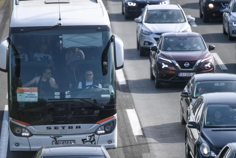 BMW za 700, Audi za 200 eura. Ima tu i traktora i tegljača. Evo što sve država prodaje