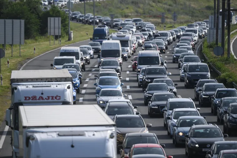 BMW za 700, Audi za 200 eura. Ima tu i traktora i tegljača. Evo što sve država prodaje