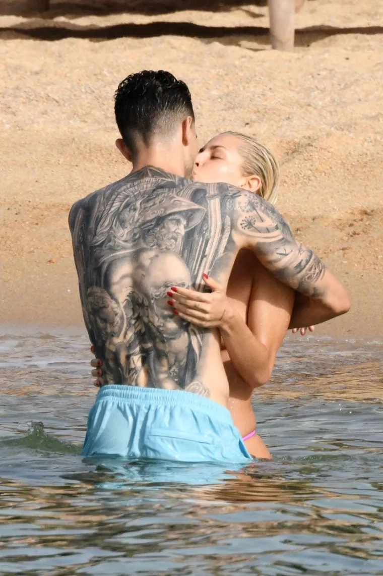 Nikad nije bila sramežljiva kada je trebalo pokazati sjajnu figuru: Na plaži u susjedstvu besramno se opuštala u toplesu