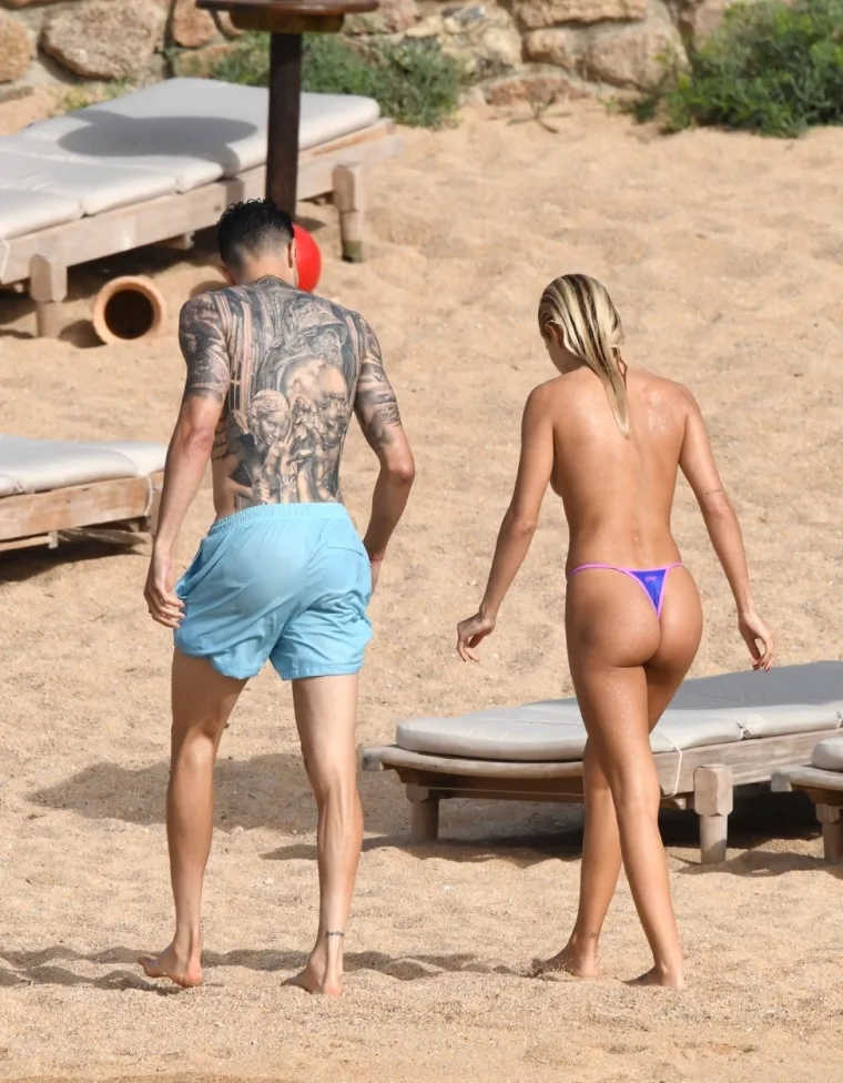 Nikad nije bila sramežljiva kada je trebalo pokazati sjajnu figuru: Na plaži u susjedstvu besramno se opuštala u toplesu