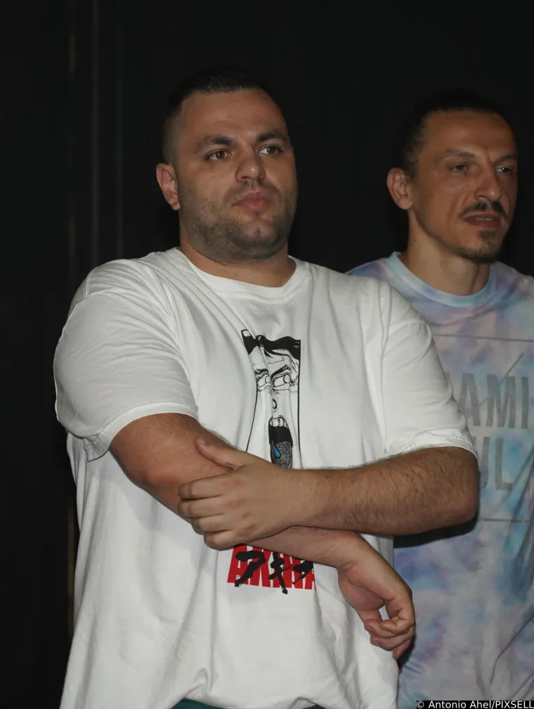 Halteri, podvezice, korzeti... Nikad vatrenija Sara Jo napravila pravi show pred medijima i svojim odabranikom