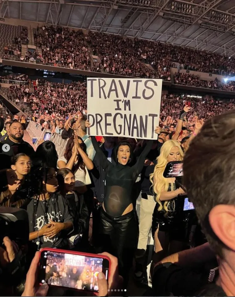 Kourtney Kardashian pozirala u minijaturnom bikiniju pa posvađala javnost: Pobrala je i komplimente i žestoke kritike