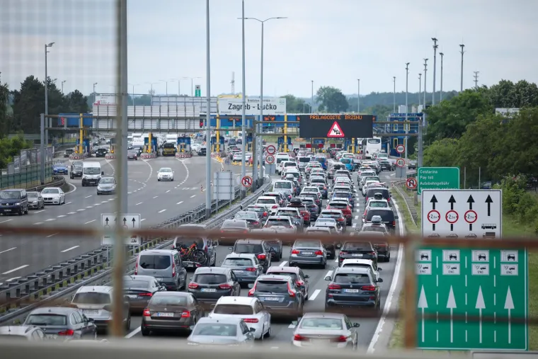 Na Lučkom nesnosne gužve u oba smjera: U smjeru Zagreba kolona je oko 3 km, a na naplati Demerje kilometar