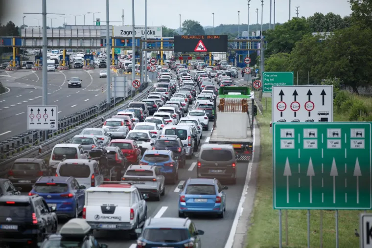 Na Lučkom nesnosne gužve u oba smjera: U smjeru Zagreba kolona je oko 3 km, a na naplati Demerje kilometar