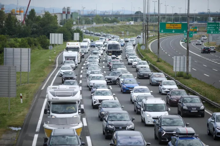 Na Lučkom nesnosne gužve u oba smjera: U smjeru Zagreba kolona je oko 3 km, a na naplati Demerje kilometar