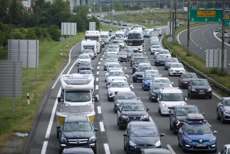 Na Lučkom nesnosne gužve u oba smjera: U smjeru Zagreba kolona je oko 3 km, a na naplati Demerje kilometar