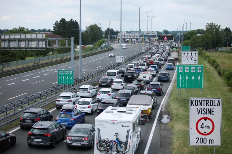 Na Lučkom nesnosne gužve u oba smjera: U smjeru Zagreba kolona je oko 3 km, a na naplati Demerje kilometar