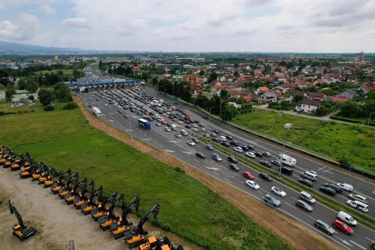 Na Lučkom nesnosne gužve u oba smjera: U smjeru Zagreba kolona je oko 3 km, a na naplati Demerje kilometar