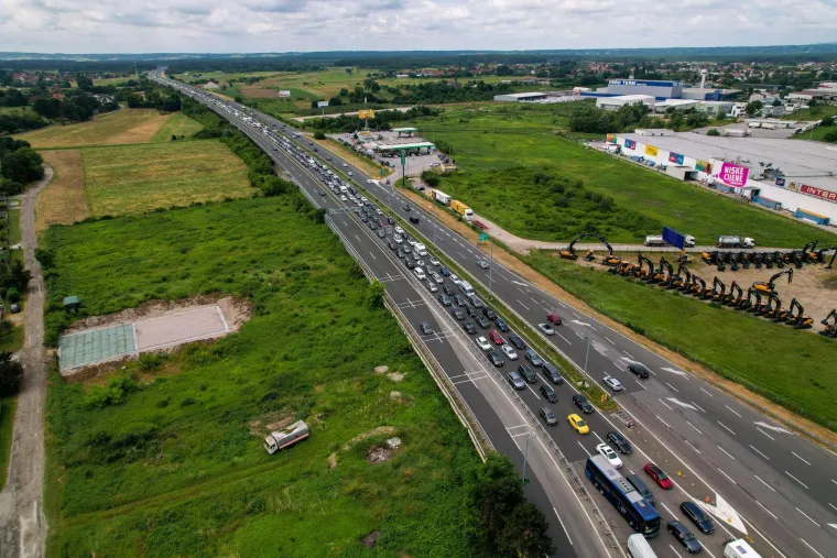 Na Lučkom nesnosne gužve u oba smjera: U smjeru Zagreba kolona je oko 3 km, a na naplati Demerje kilometar