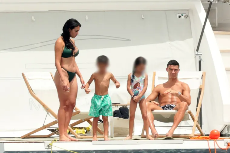 Nije njima uopće loše: Georgina pokazivala savršenu guzu u tangicama, a Cristiano se zadovoljno smješkao