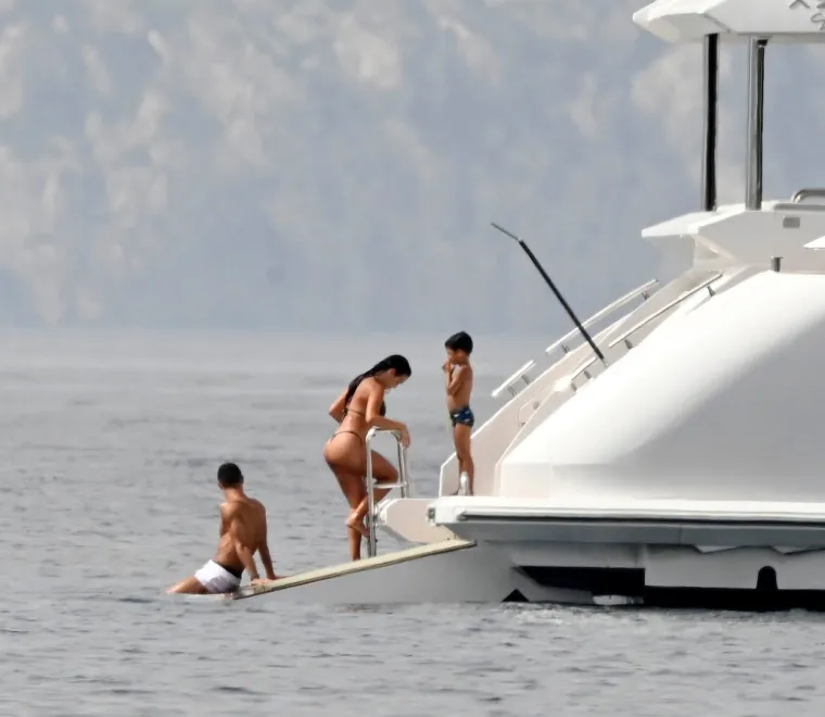 Nije njima uopće loše: Georgina pokazivala savršenu guzu u tangicama, a Cristiano se zadovoljno smješkao