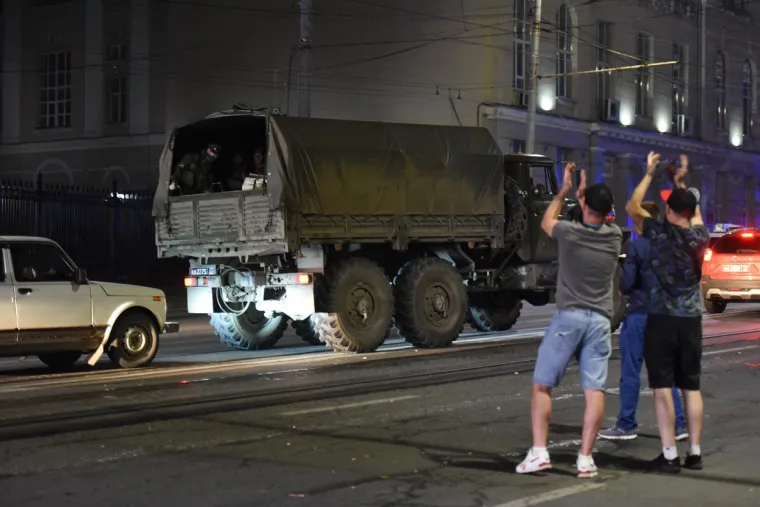 FOTO Prigožinov pogled kad odlazi, građani koji plješću vojnicima. Ovako su Wagnerovci ispraćeni iz Rostova