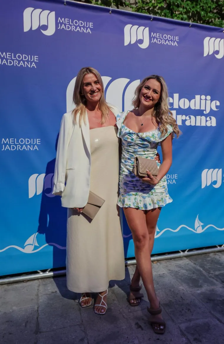 Joletova supruga šokirala pozamašnim dekolteom, Domenica se borila s haljinom, a Ana Gruica pomela izborom kreacije