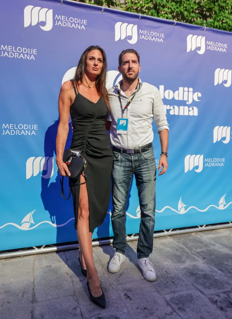 Joletova supruga šokirala pozamašnim dekolteom, Domenica se borila s haljinom, a Ana Gruica pomela izborom kreacije