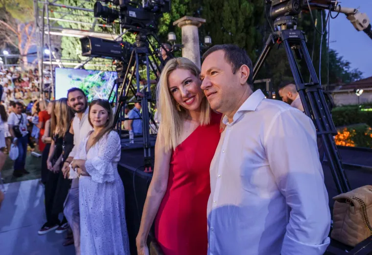 Joletova supruga šokirala pozamašnim dekolteom, Domenica se borila s haljinom, a Ana Gruica pomela izborom kreacije