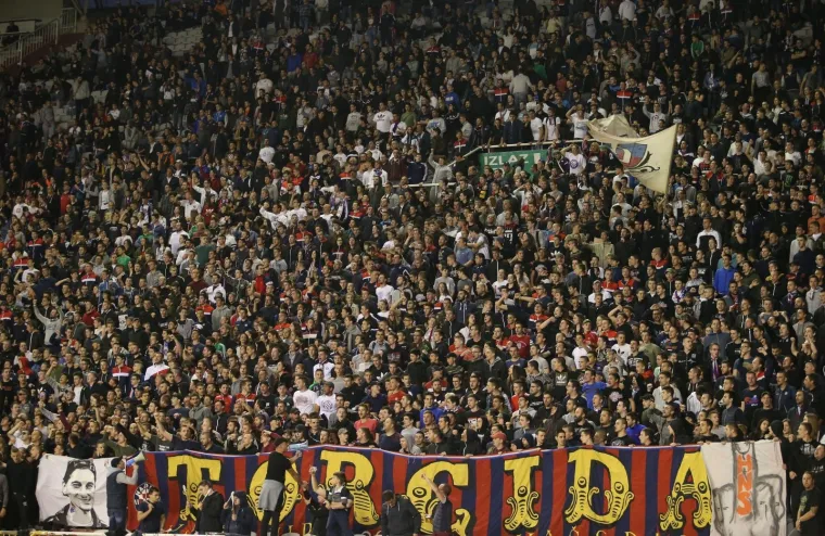 TORCIDA SKANDIRALA MALEŠU I OBRAČUNALA SE SA SVEČANOM LOŽOM: 'I bez sudaca i bez miliona...'