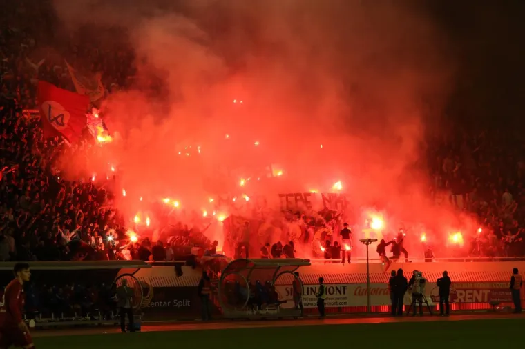 TORCIDA SKANDIRALA MALEŠU I OBRAČUNALA SE SA SVEČANOM LOŽOM: 'I bez sudaca i bez miliona...'