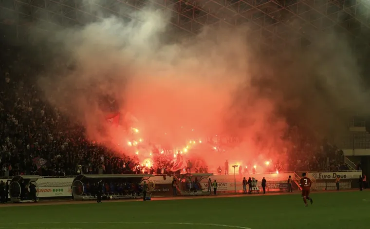 TORCIDA SKANDIRALA MALEŠU I OBRAČUNALA SE SA SVEČANOM LOŽOM: 'I bez sudaca i bez miliona...'