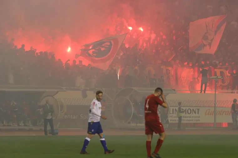 TORCIDA SKANDIRALA MALEŠU I OBRAČUNALA SE SA SVEČANOM LOŽOM: 'I bez sudaca i bez miliona...'