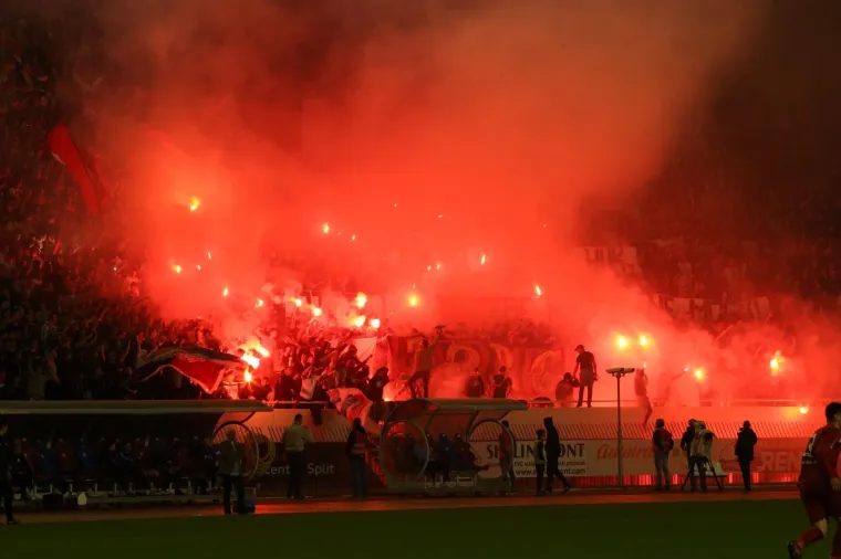 TORCIDA SKANDIRALA MALEŠU I OBRAČUNALA SE SA SVEČANOM LOŽOM: 'I bez sudaca i bez miliona...'