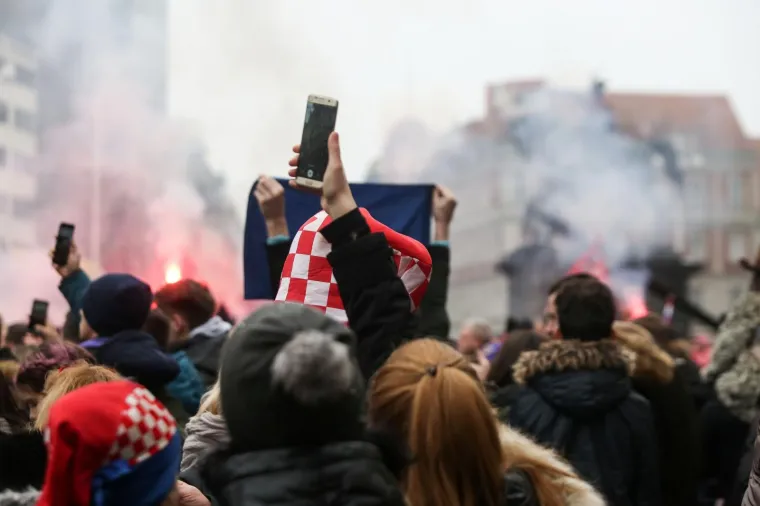 Tisuće ljudi na zagrebačkom glavnom Trgu dočekale su srebrne kauboje: Atmosferu su zagrijali Zaprešić Boysi