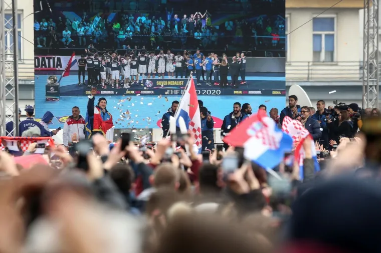 Tisuće ljudi na zagrebačkom glavnom Trgu dočekale su srebrne kauboje: Atmosferu su zagrijali Zaprešić Boysi