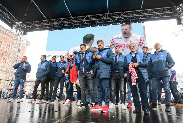 Tisuće ljudi na zagrebačkom glavnom Trgu dočekale su srebrne kauboje: Atmosferu su zagrijali Zaprešić Boysi